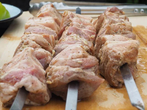 串に刺さった肉のスパイスとソースでマリネしました 豚の腹 — ストック写真