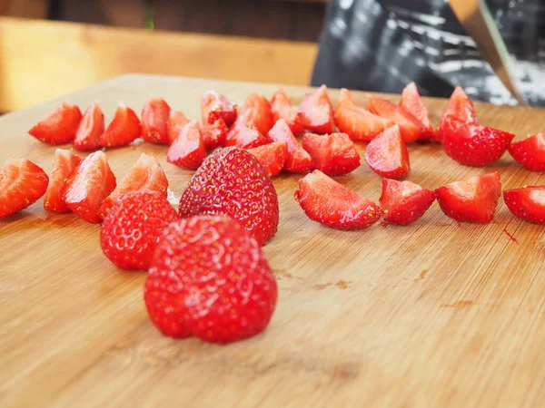 Frische Erdbeeren Scheiben Geschnitten Auf Einem Holzbrett Plakat — Stockfoto