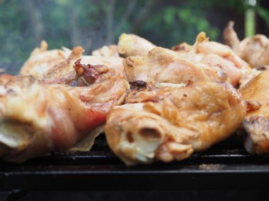 Izgara lezzetli tavukta pişirmek. Barbeküler. Poster. 4K
