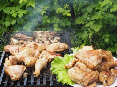 Izgara lezzetli tavukta pişirmek. Barbeküler. Poster. 4K