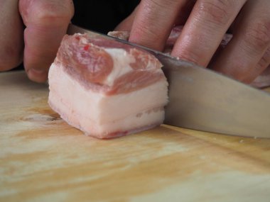 Tahtada dilimlenmiş domuz göbeği..