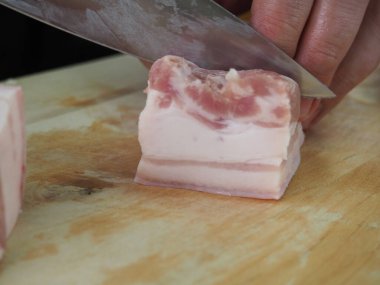 Tahtada dilimlenmiş domuz göbeği..