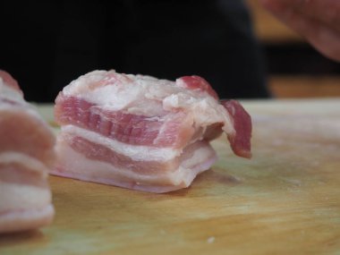 Tahtada dilimlenmiş domuz göbeği..