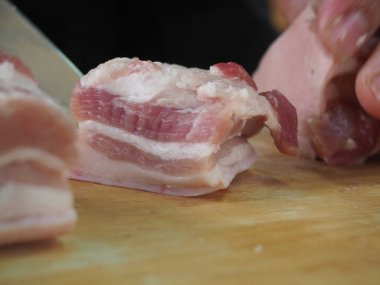 Tahtada dilimlenmiş domuz göbeği..