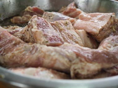 Baharat ve sosla marine edilmiş et parçaları. Domuz kebabı..