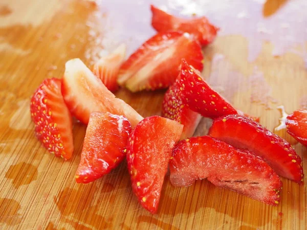 Frische Erdbeeren Scheiben Geschnitten Auf Einem Holzbrett Plakat — Stockfoto