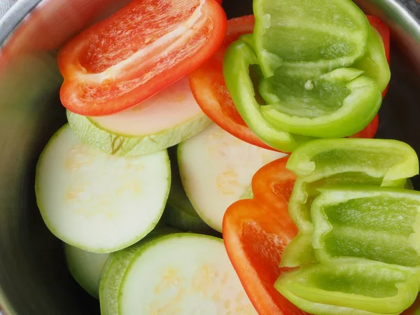 Zucchini Und Paprika Scheiben Schneiden Und Eine Schüssel Geben Frisches — Stockfoto