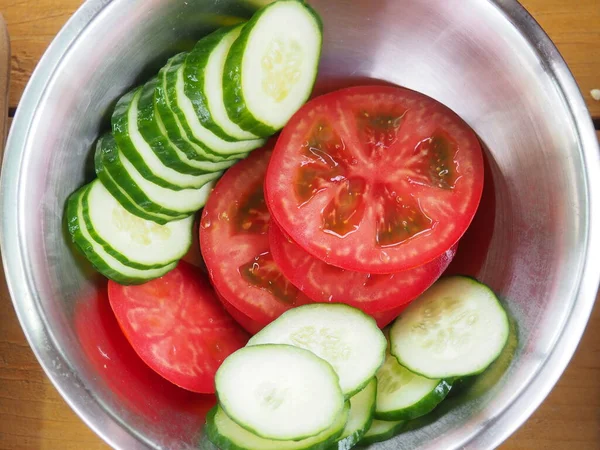 Gurken Und Tomaten Auf Einem Holzbrett Kreis Schneiden Verwendung Von — Stockfoto