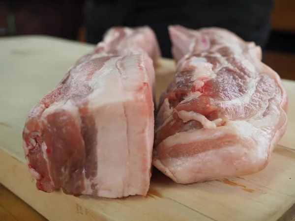 Deliciosas Fatias Barriga Porco Uma Tábua Madeira — Fotografia de Stock