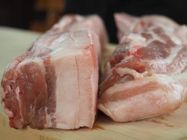 Deliciosas Fatias Barriga Porco Uma Tábua Madeira — Fotografia de Stock