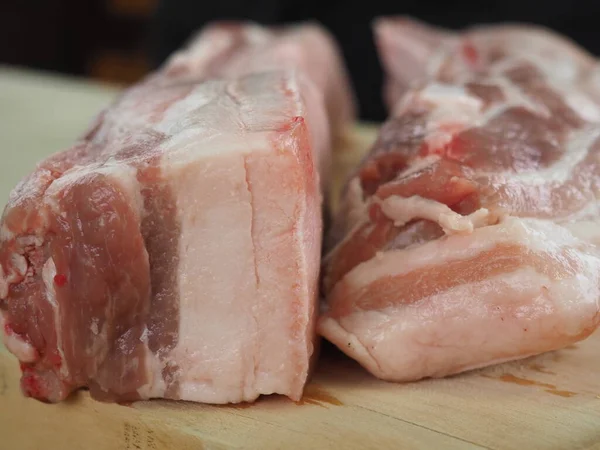 Deliciosas Fatias Barriga Porco Uma Tábua Madeira — Fotografia de Stock