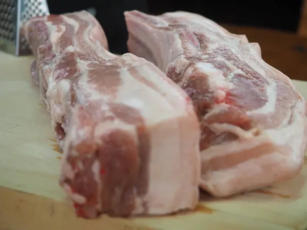 Deliciosas Fatias Barriga Porco Uma Tábua Madeira — Fotografia de Stock