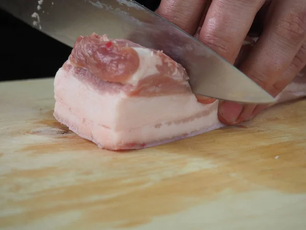 Tahtada dilimlenmiş domuz göbeği..