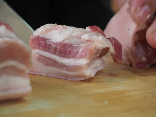 Barriga Porco Fatiada Uma Tábua Madeira — Fotografia de Stock