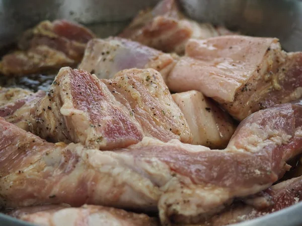 スパイスとソースの肉の部分でマリネ 豚肉のケバブ — ストック写真