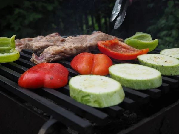 Frite Verduras Com Carne Grelha Grelha Brasas Comida Deliciosa — Fotografia de Stock