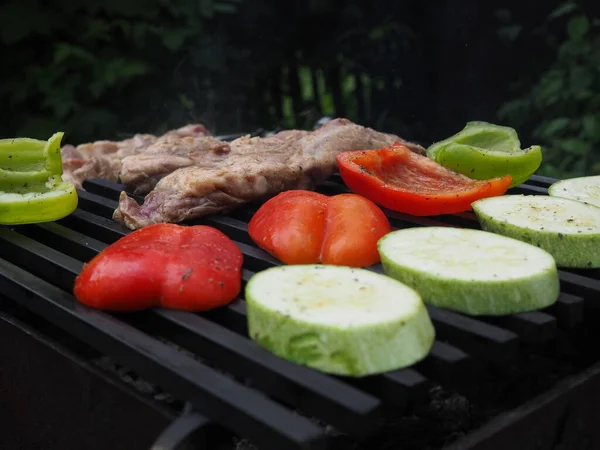 Friggere Verdure Con Carne Alla Griglia Sui Carboni Cibo Delizioso — Foto Stock