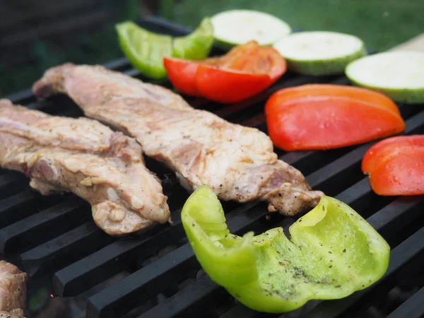 Frite Verduras Com Carne Grelha Grelha Brasas Comida Deliciosa — Fotografia de Stock