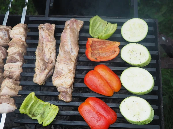 串焼きのグリルで肉で野菜を炒めます 上からの眺め おいしい料理 — ストック写真