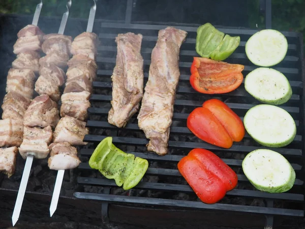 야채에 고기를 그릴에 고기를 볶는다 위에서 맛있는 — 스톡 사진