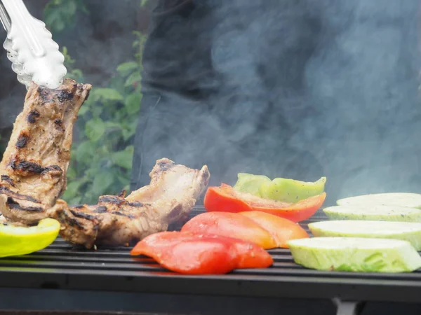 Cuisinier Transforme Les Légumes Avec Des Pinces Viande Sur Gril — Photo