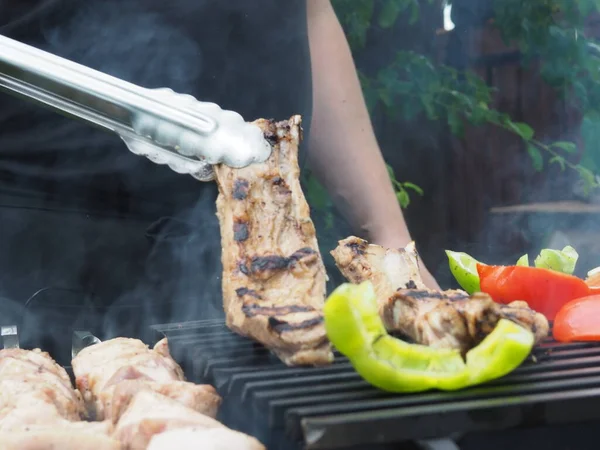 Cuisinier Transforme Les Légumes Avec Des Pinces Viande Sur Gril — Photo