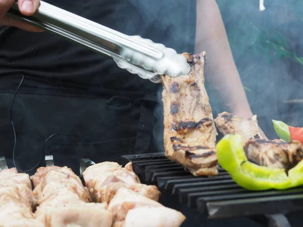 Cuisinier Transforme Les Légumes Avec Des Pinces Viande Sur Gril — Photo