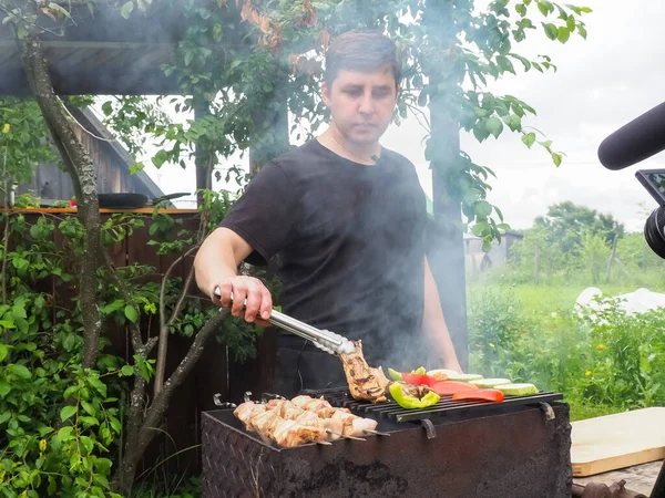 厨师在烤架上烤蔬菜和肉 好吃的食物 — 图库照片