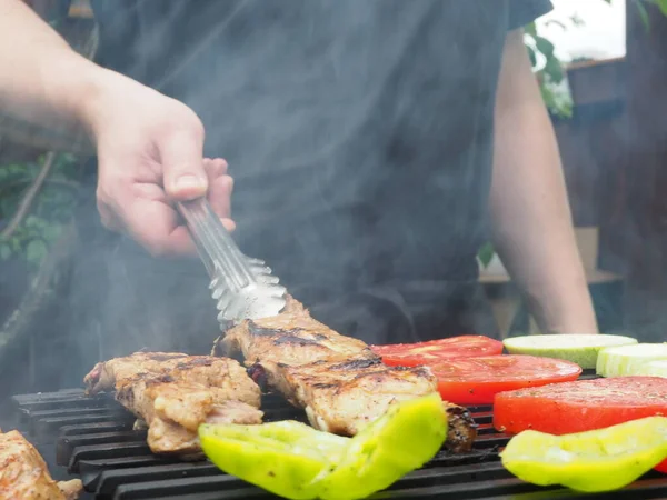 Cuisinier Transforme Les Légumes Avec Des Pinces Viande Sur Gril — Photo