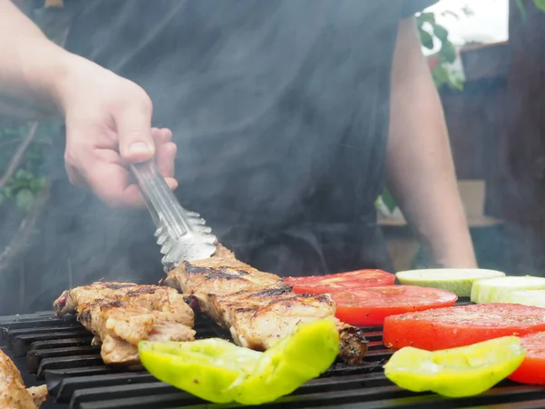 Cuisinier Transforme Les Légumes Avec Des Pinces Viande Sur Gril — Photo