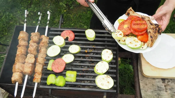 Cocinero Quita Las Verduras Carne Parrilla Con Pinzas Plato Deliciosa —  Fotos de Stock