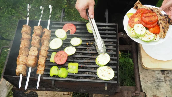 Cook Removes Vegetables Meat Grill Tongs Plate Delicious Food — Stock Photo, Image