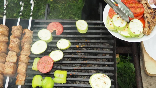 Cozinheiro Retira Verduras Carne Grelha Com Pinças Uma Chapa Comida — Fotografia de Stock