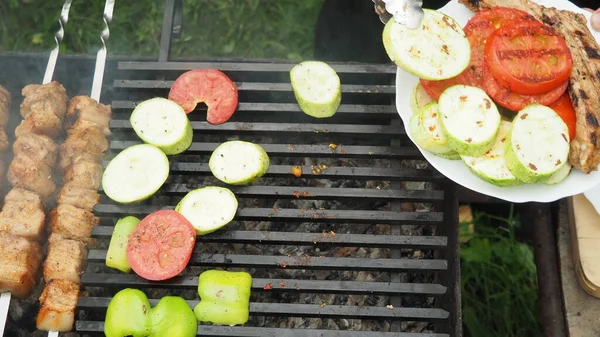 Cozinheiro Retira Verduras Carne Grelha Com Pinças Uma Chapa Comida — Fotografia de Stock