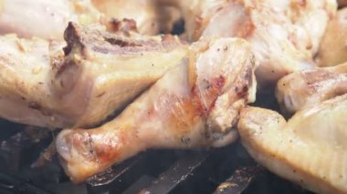 Lezzetli tavuk ızgarada kızarır. 4K video