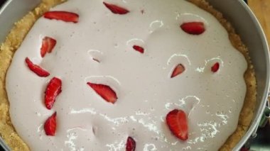 Pasta şefi pastayı krema ve çilekle süslüyor. 4K video
