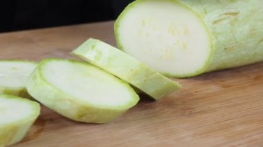 Ahşap bir tahtanın üzerinde kabak dilimleri pişiriyor. 4K video