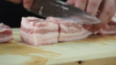 Aşçı eti parçalara ayırır. 4K video