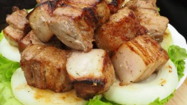 Kızarmış soğan ve marul yapraklı şiş kebap tabağı. 4K video