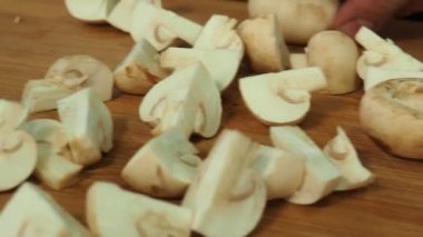 Aşçı ahşap bir tahtada mantar keser. 4K video.