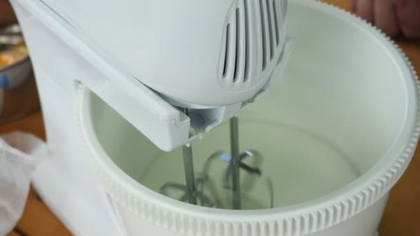 Μίξερ Φτιάχνει Κρέμα Από Κρέμα Γάλακτος Βίντεο — Αρχείο Βίντεο