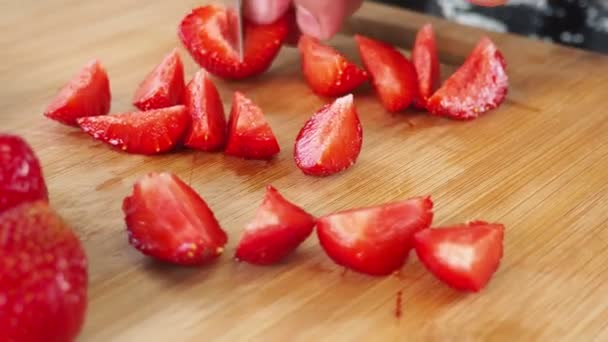 料理人がおいしいイチゴを木の板にスライスします 4Kビデオ — ストック動画