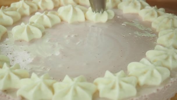 Pasta Şefi Pastayı Krema Çilekle Süslüyor Video — Stok video