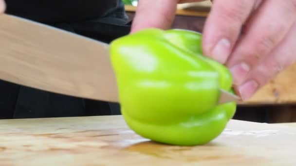 Cocinero Rebanadas Pimientos Verdes Una Tabla Madera Video — Vídeo de stock
