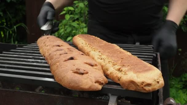 厨师把面包放在火上烤三明治 4K视频 — 图库视频影像