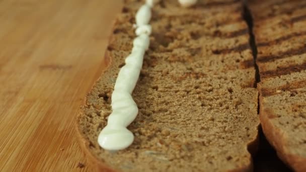 Der Koch Verteilt Mayonnaise Auf Die Brötchen Video — Stockvideo