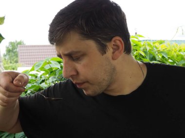 Aşçı sosu çay kaşığıyla dener. Yemek hazırlama. Yiyecek numunesi..