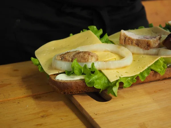 Chef Tranche Met Viande Sur Méga Sandwich Avec Des Feuilles — Photo