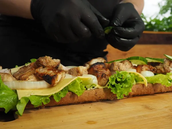 Chef Prépare Sandwich Partir Une Baguette Française Avec Des Légumes — Photo