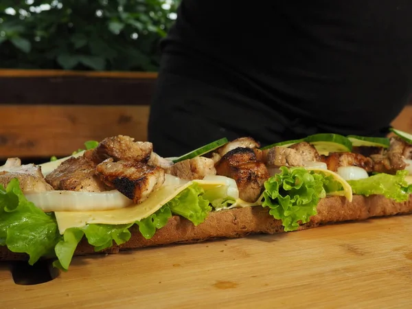 Chef Prépare Sandwich Partir Une Baguette Française Avec Des Légumes — Photo